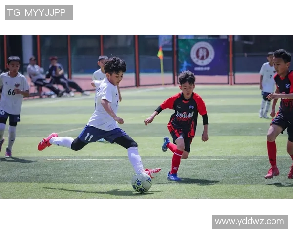 足球明星们的颠球技巧大比拼展现精彩瞬间与独特风格 足球明星们的颠球技巧大比拼展现精彩瞬间与独特风格