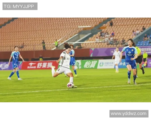 足球明星精彩瞬间射门瞬间定格展现力量与技巧的完美结合 足球明星精彩瞬间射门瞬间定格展现力量与技巧的完美结合