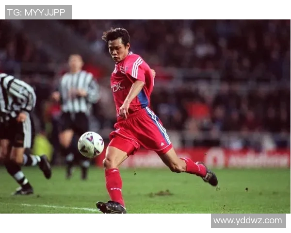 世界足球明星绝技揭秘球场上的华丽瞬间与技巧分析